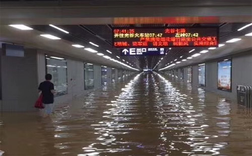 武汉暴雨雷电预警 “看海”模式启动