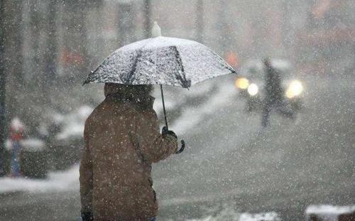 寒潮大举南下 多地迎初雪 道路结冰黄色预警持续