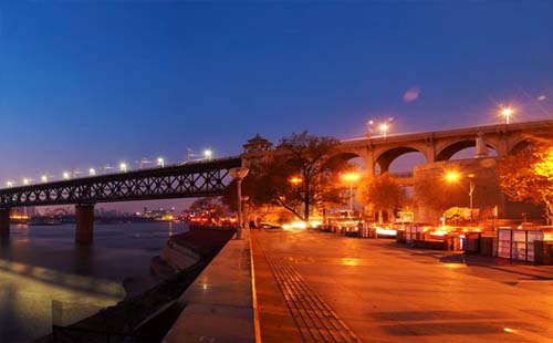 武汉晚上哪里好玩又不贵的地方（好看夜景+美食夜市）